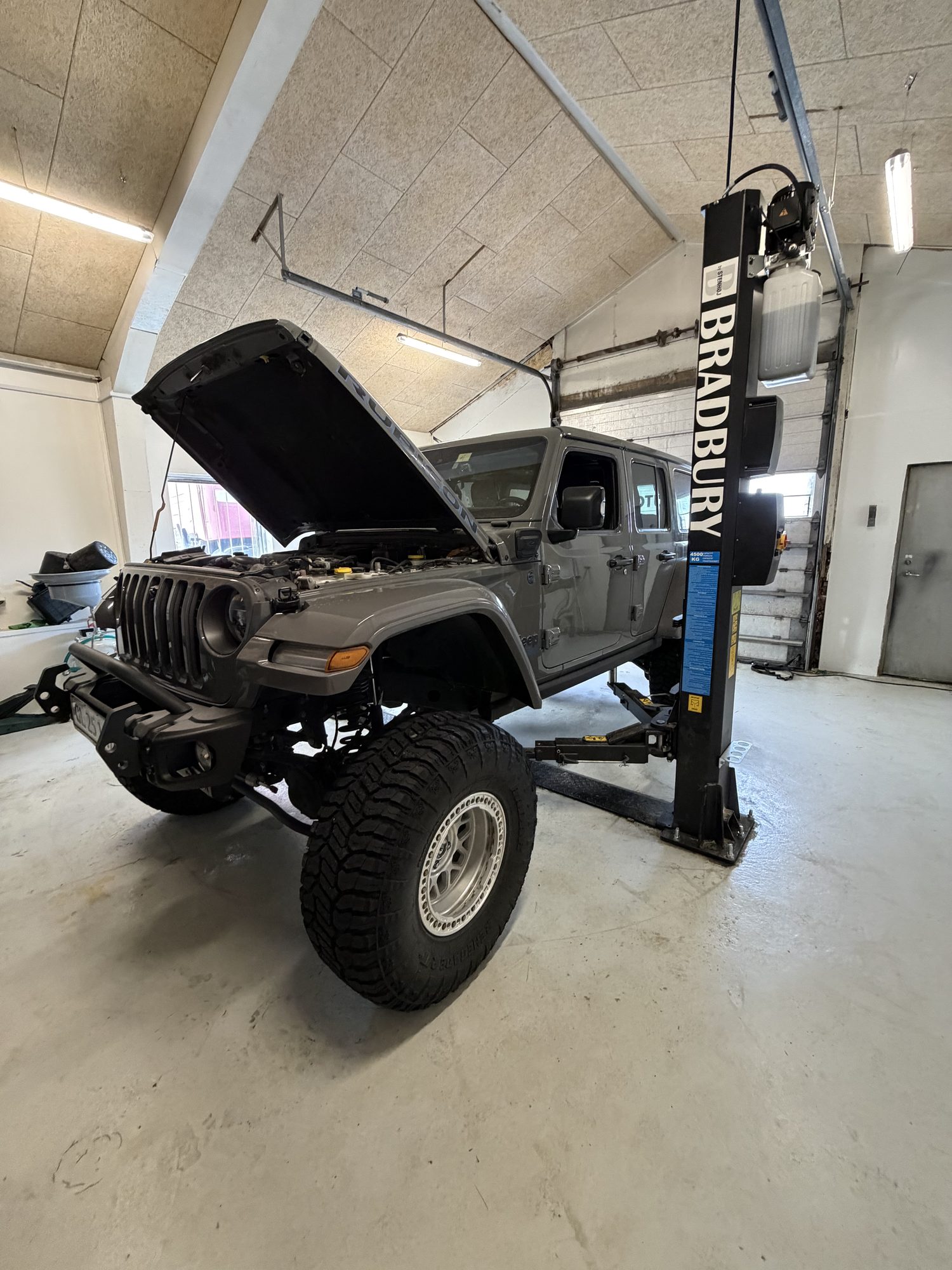 Jeep Wrangler på lift under service hos VM AUTO i Nuuk