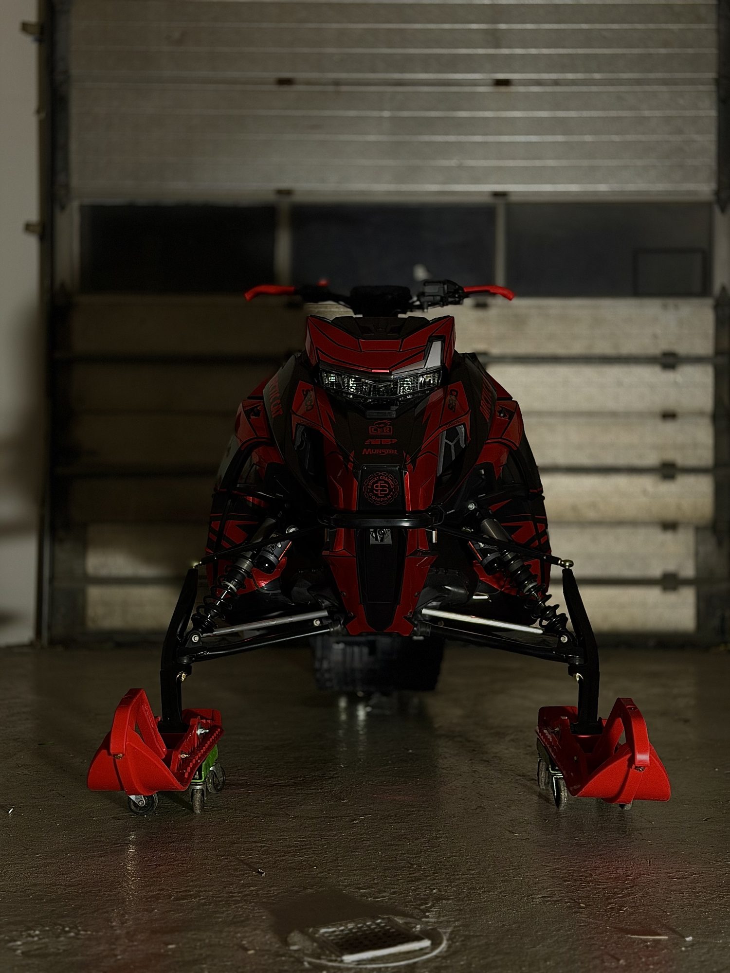 Snescooter forfra hos VM AUTO i Nuuk